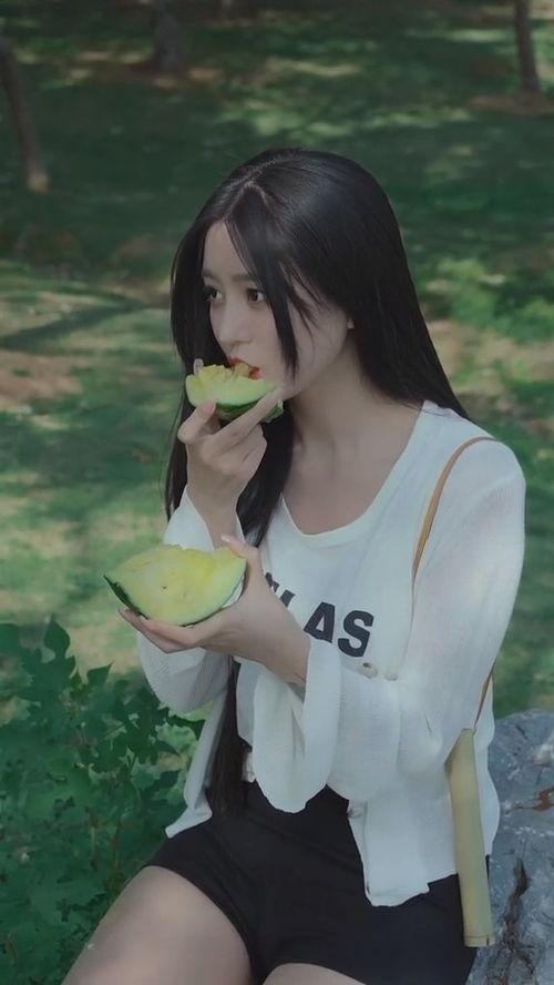 美女景点吃瓜