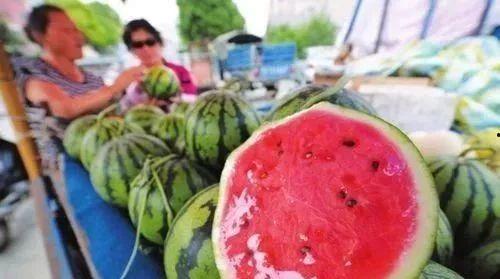 空调房间里吃瓜,瓜果飘香解暑时光