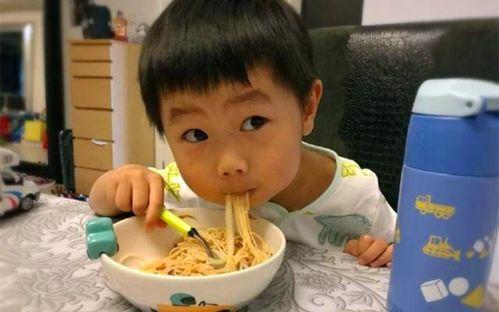 小外孙吃瓜,小外孙的夏日吃瓜趣事